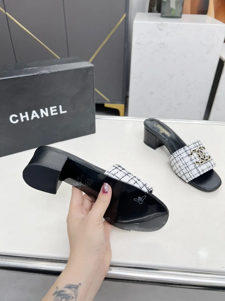 👟👟Ex-factory price 380👟👟 Genuine leather sole +30 chanel Chanel 2024 new slippers🔥🔥 Official website counter, fabric sheepskin, lining sheepskin, foot pad goatskin, 3 colors optional, size 35-42, genuine leather sole +30
